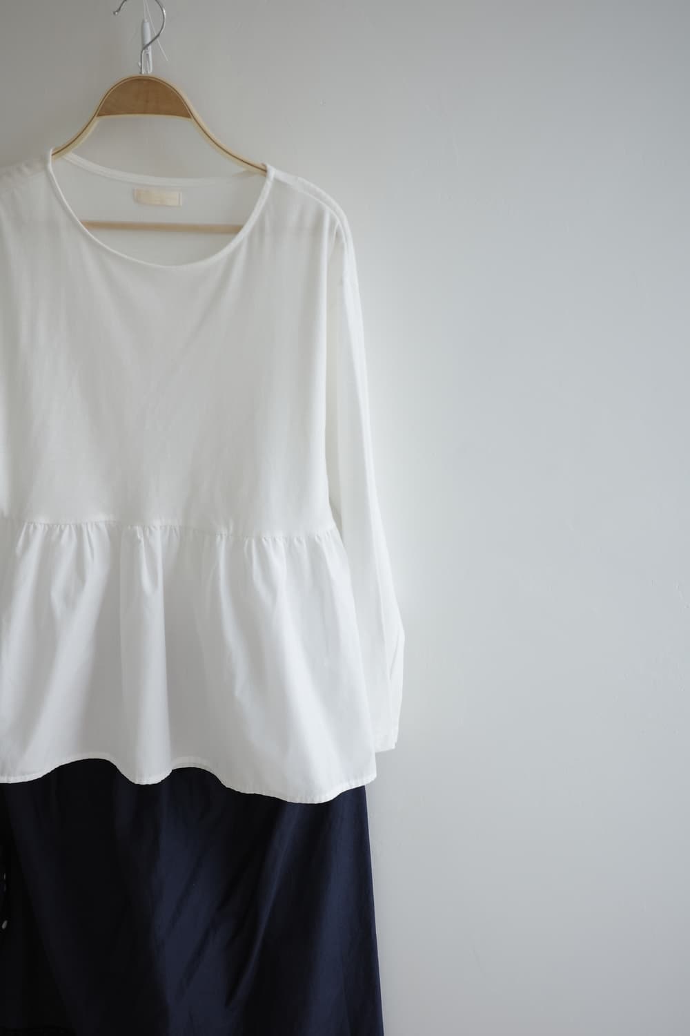 earth music  • 화이트 프릴 코튼 티셔츠
  상품이미지1