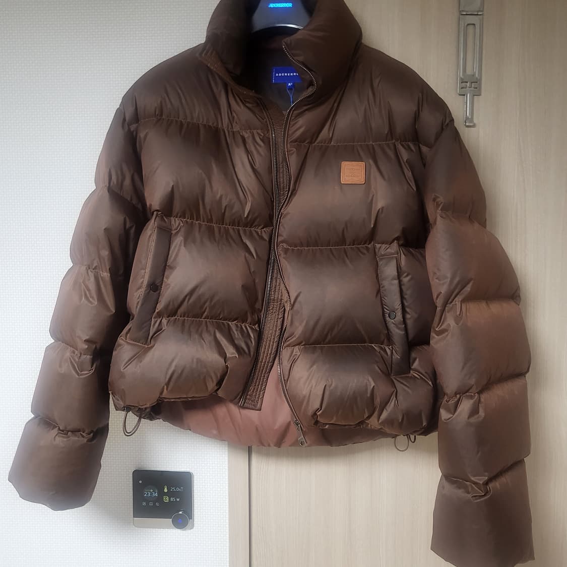 아더에러 22FW 브라운 패딩 A3 상품이미지1