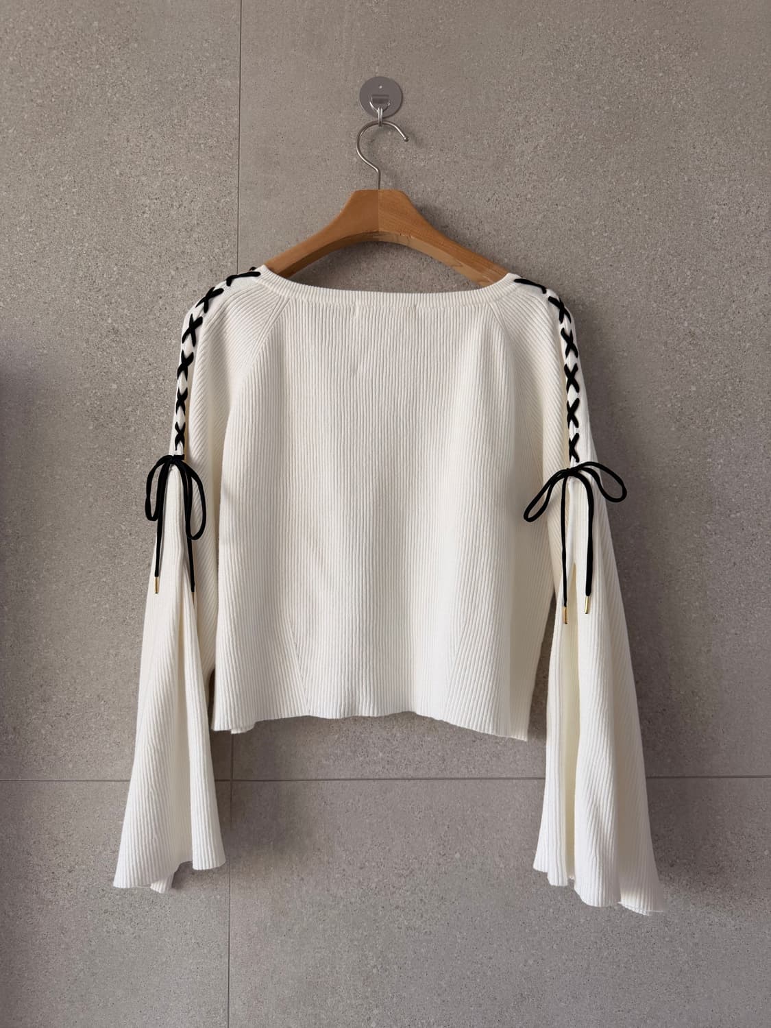 니트 블라우스 어깨 리본 나팔컷 소매 크롭 상품이미지3