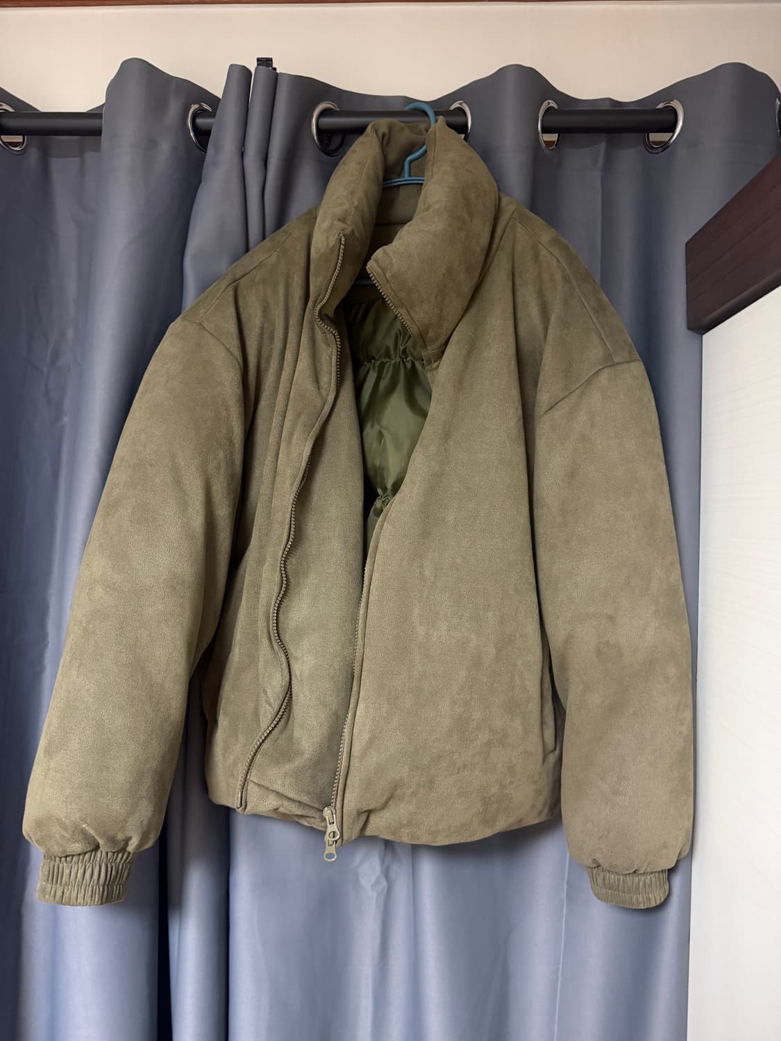 [블프보다 싸다] 87-STAN105 유틸리티 하이넥 스웨이드 패딩 카키 상품이미지6