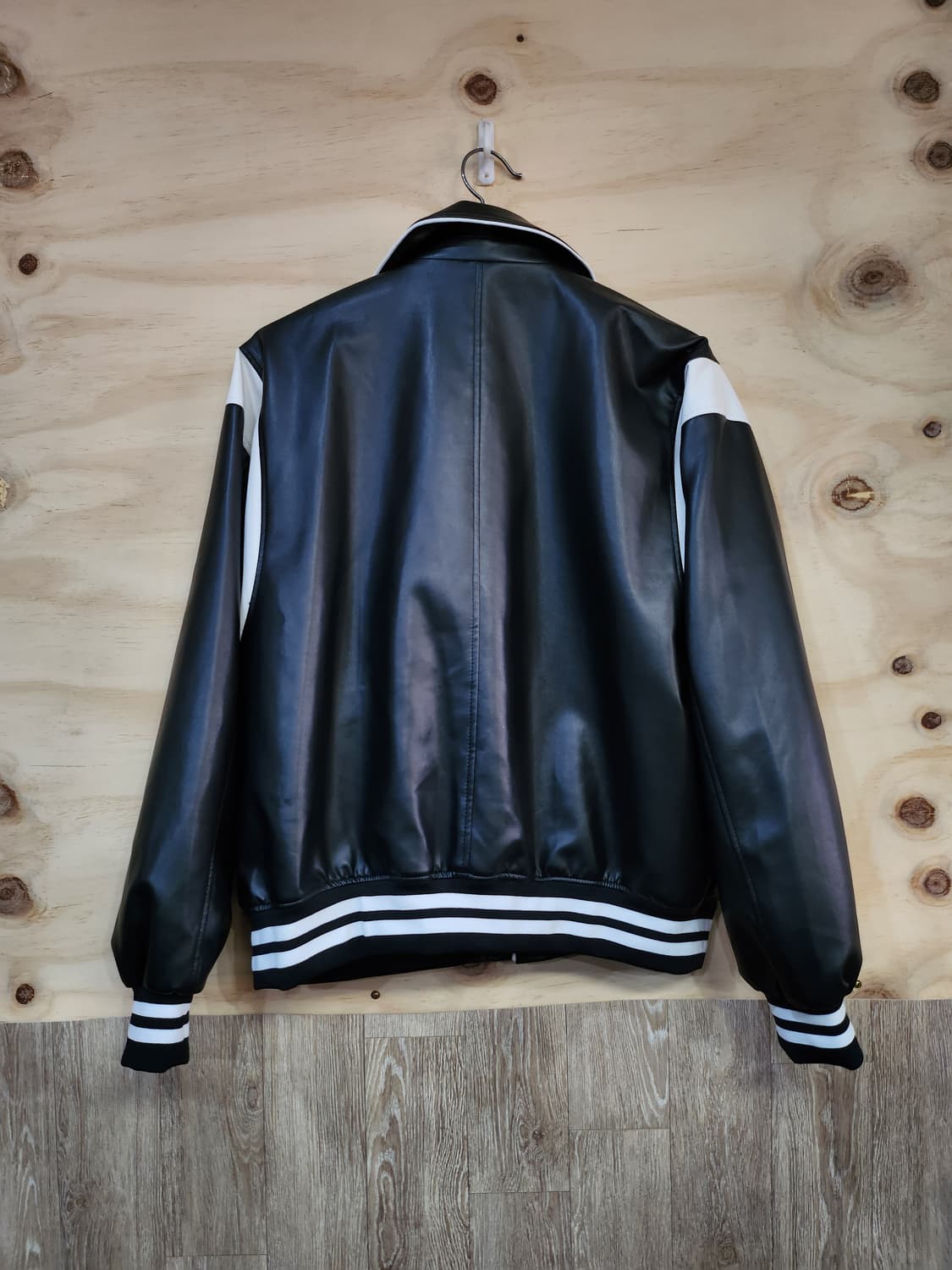 1049) 스탠다드에러 파이핑 카라 바시티 비건레더 자켓 상품이미지2