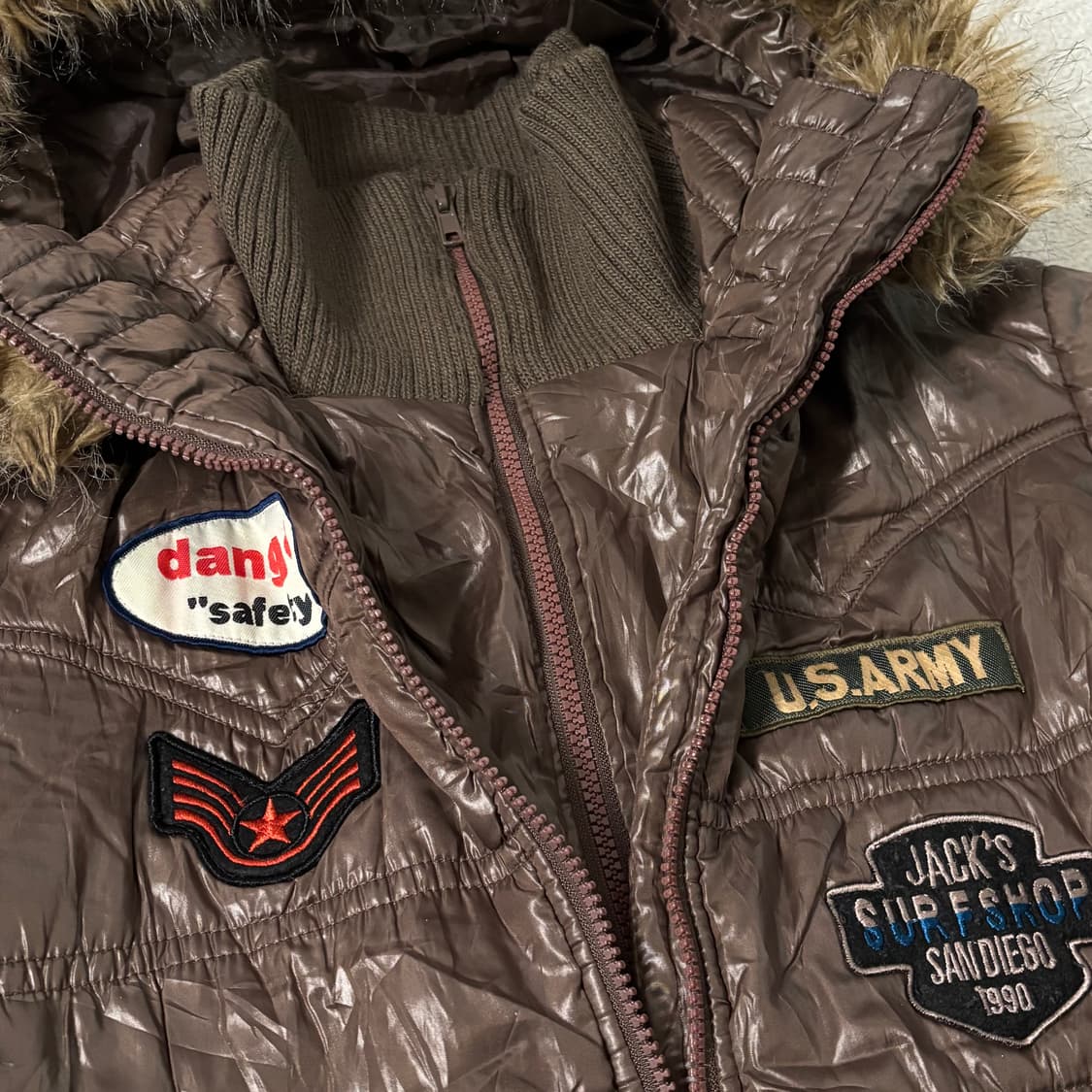 일본빈티지 y2k 브라운 유광 글로시 경량 퍼 패딩 상품이미지3