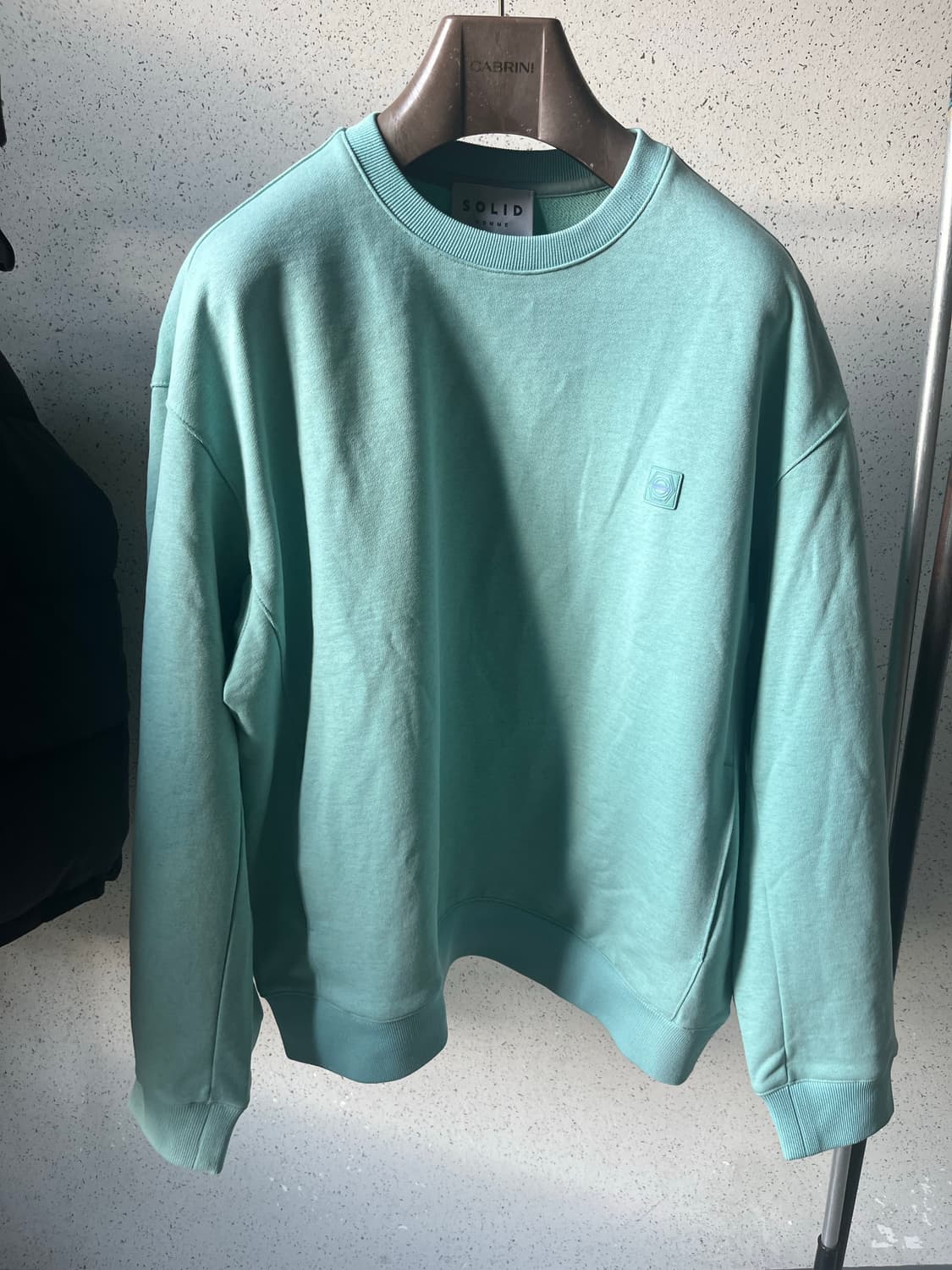 솔리드옴므 백로고 자수 맨투맨 상품이미지1