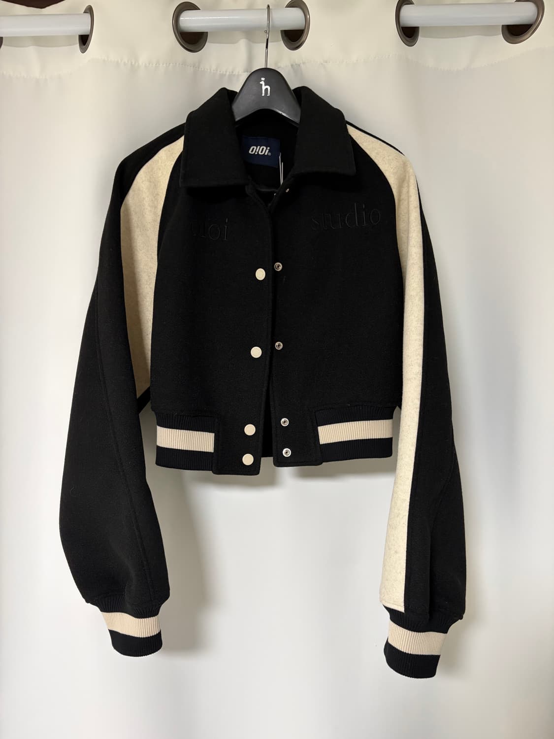 오아이오아이 레이어드 로고 크롭 바시티 자켓 상품이미지1