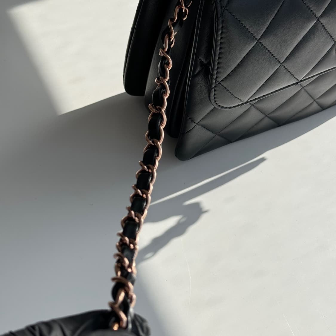 [신품급] 샤넬 트렌디 CC 탑 핸들 스몰 플랩백 블랙 금장 상품이미지9