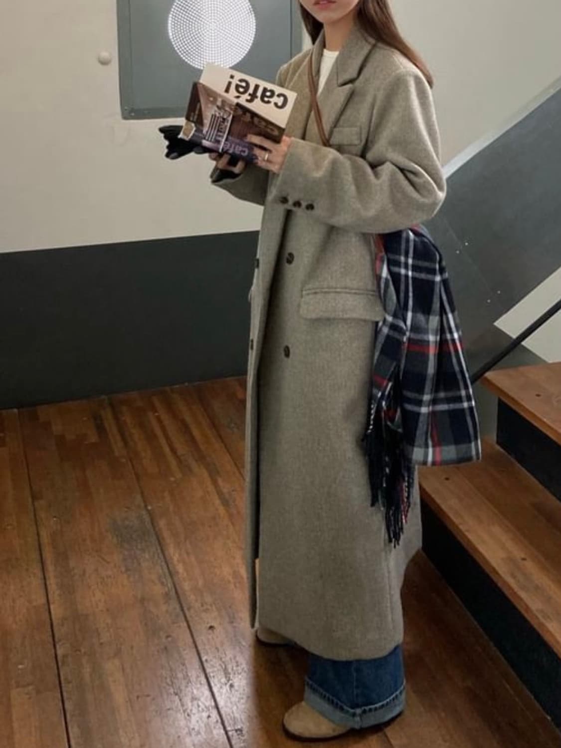 베이지 색상의 오버핏 맥시 롱코트 상품이미지1