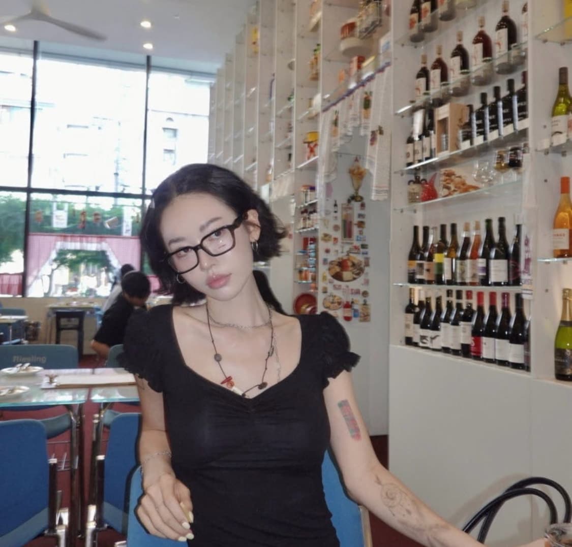 페일제이드 시스루 퍼프 슬리브 티 블랙 상품이미지3