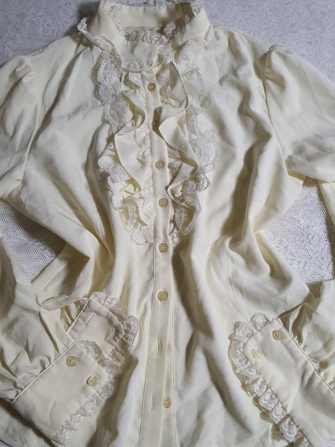 [지뢰계] 아이보리 레이스 프릴 블라우스 상품이미지1