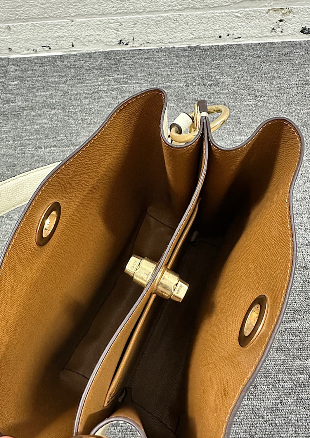 코치 숄더백  상품이미지4