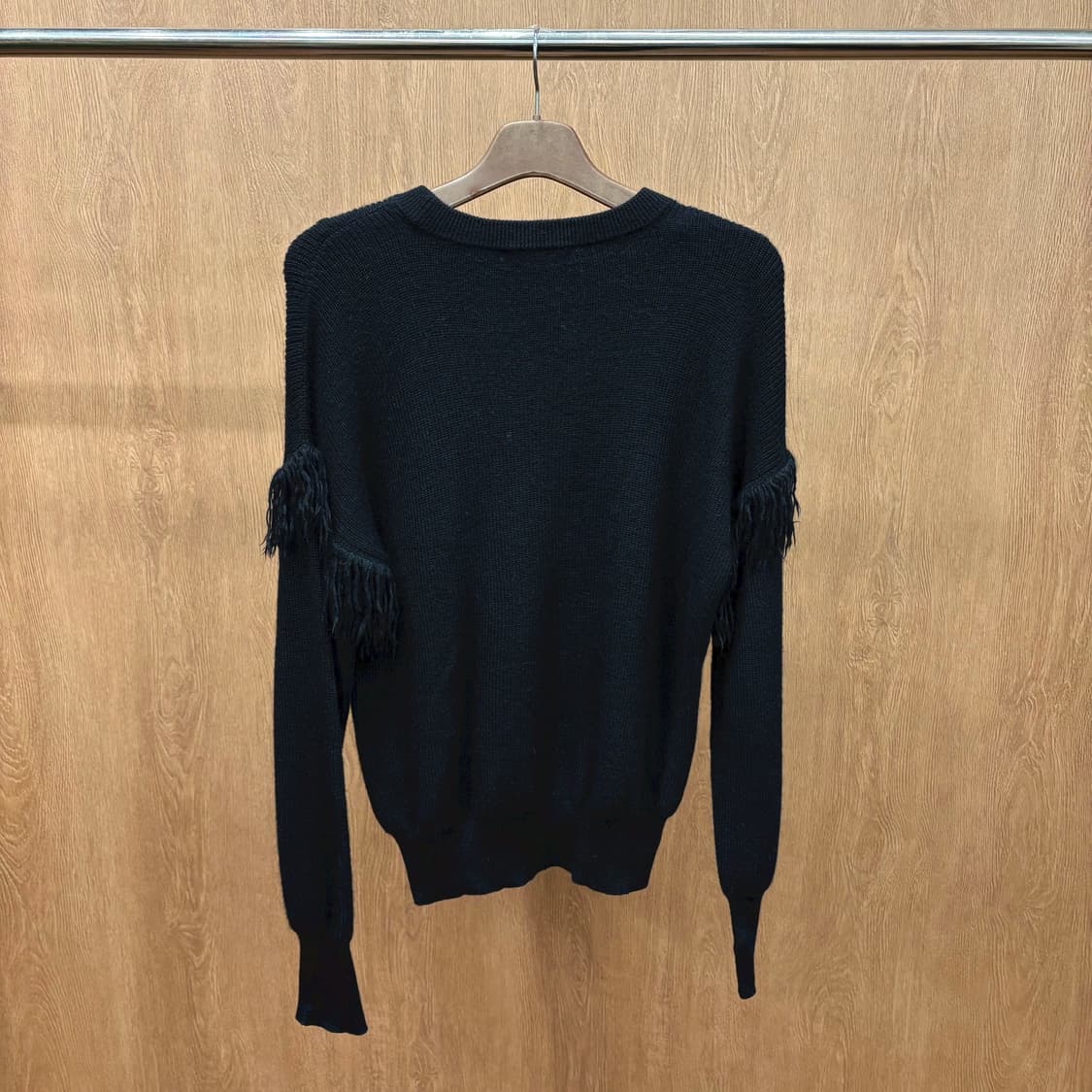 토리버치 라운드넥 긴팔 니트 밑단 시보리 어깨 프린지 디테일 블랙 상품이미지3