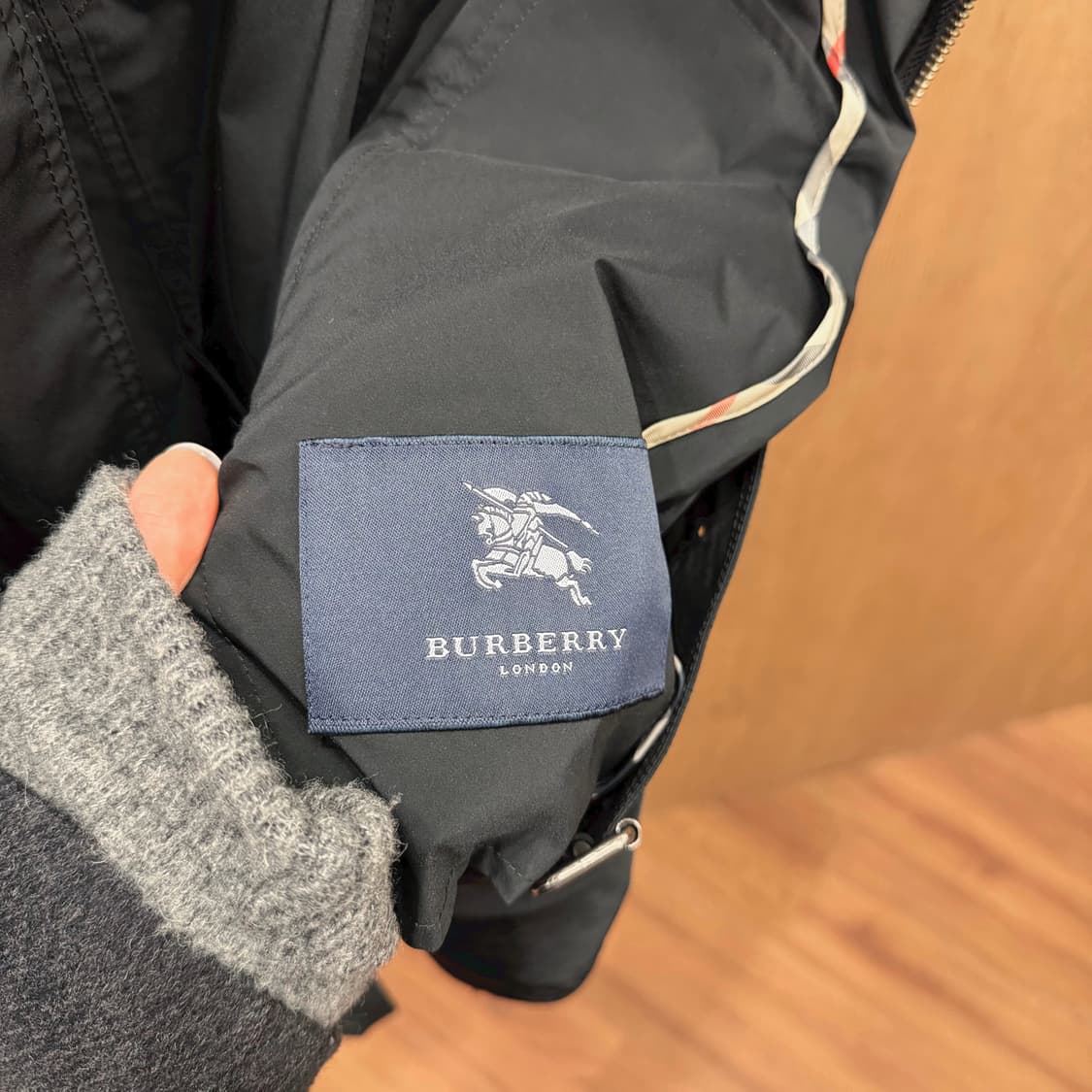 버버리 런던 하프 자켓 벨트 스트랩 플랩 포켓 디테일 슬림핏 블랙 상품이미지6