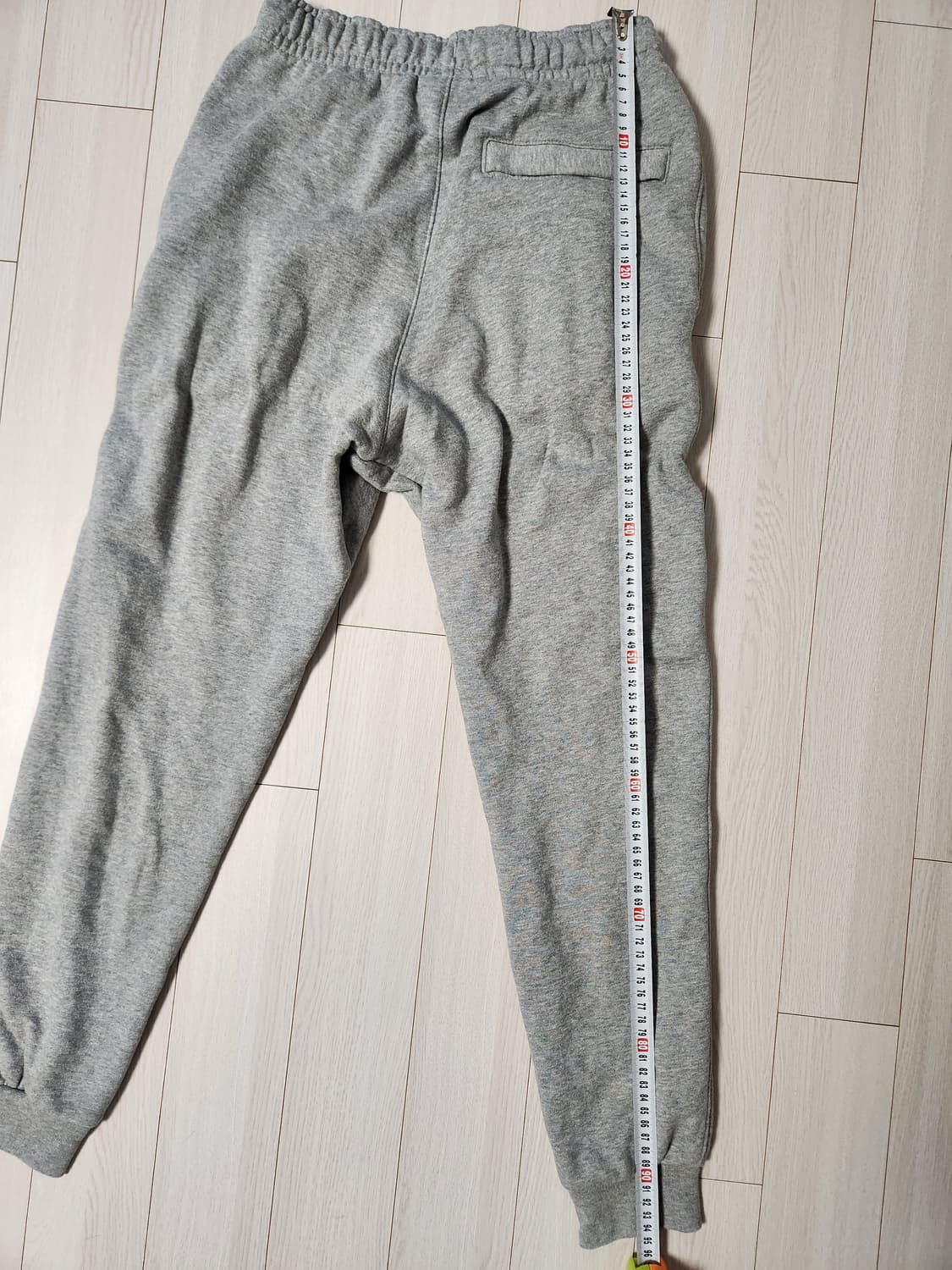 나이키 클럽 플리스 기모 조거팬츠 s

오염 하자 없이 깨끗해요^^

세 상품이미지9