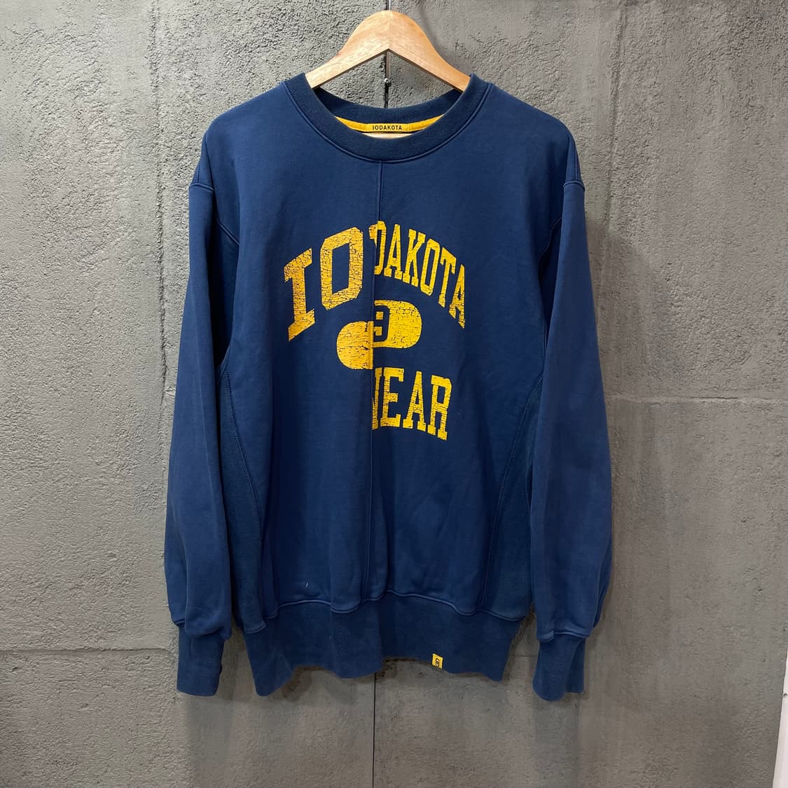 아이오다코타 네이비 스웻셔츠 상품이미지2
