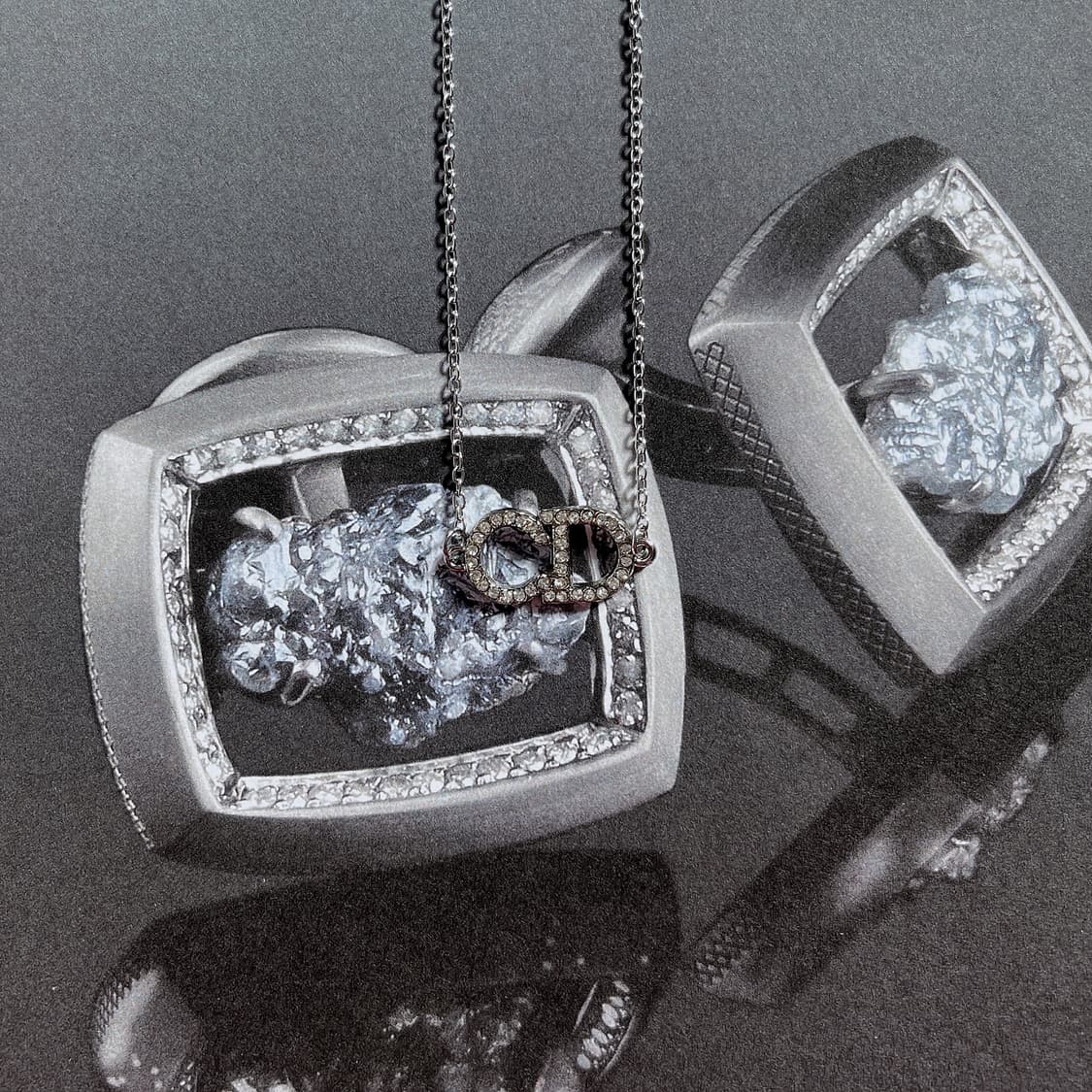 디올 미드나잇 쉬머 네크리스 상품이미지1