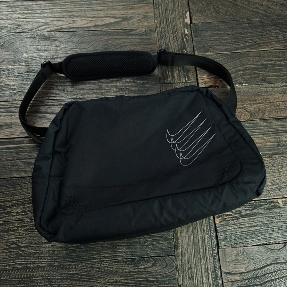 [나이키] 멀티 스우시 숄더백 블랙 M18970 상품이미지1