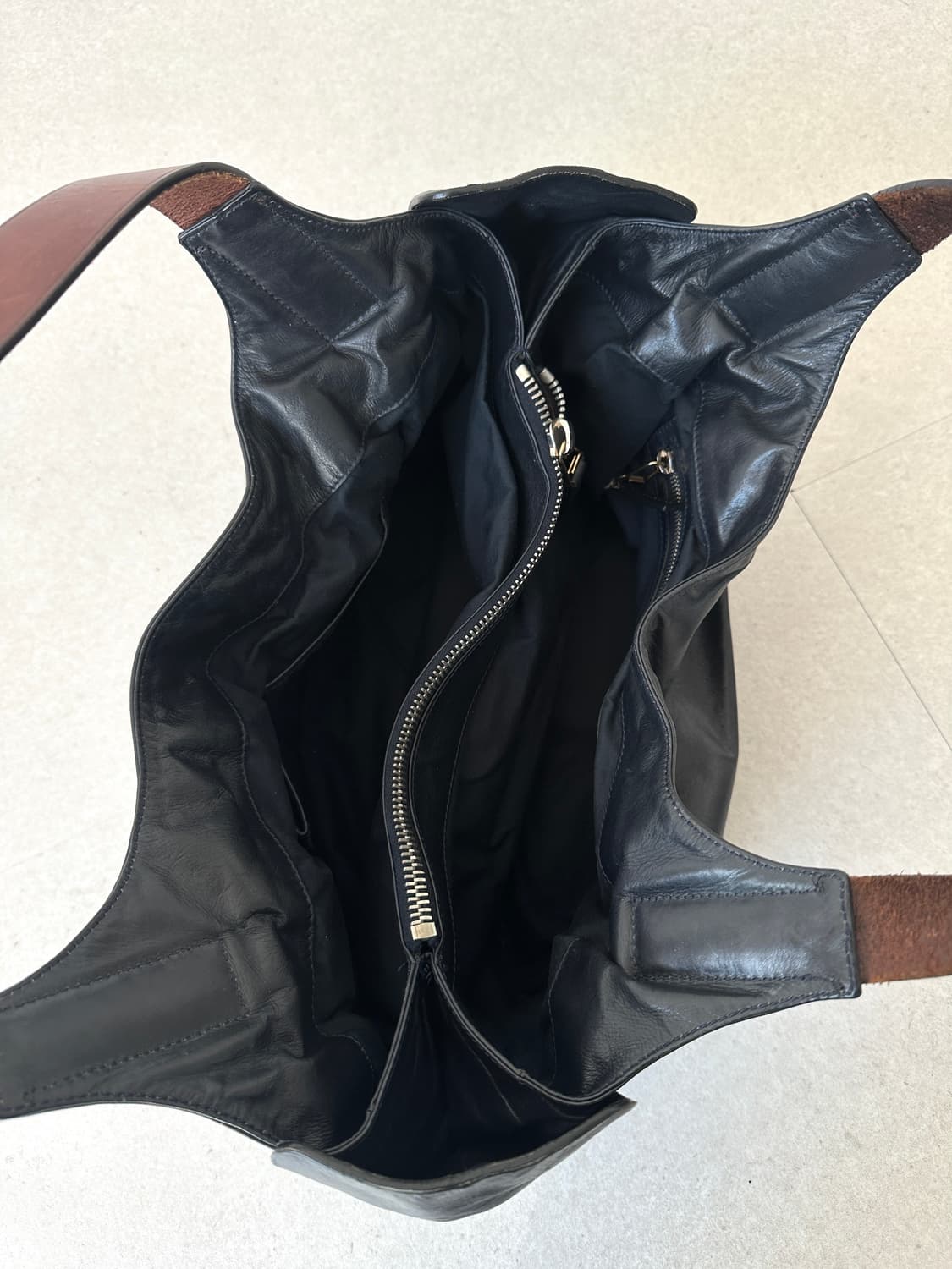 셀린느 왁스코팅 블랙 레더 숄더백 상품이미지7