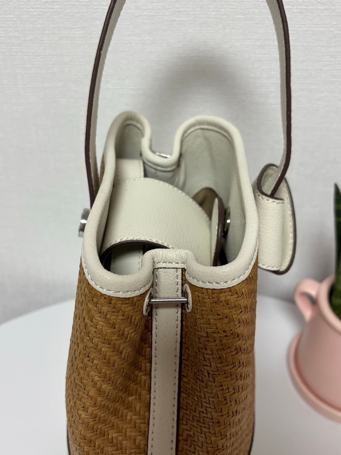 오스트카카 리카23 라탄 버킷백Ostkaka Lycka 23 Ratta 상품이미지3