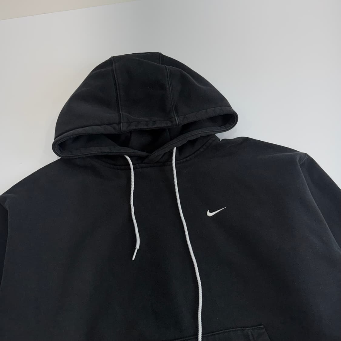 Nike 나이키 화이트 스우시 블랙 후드티  상품이미지4