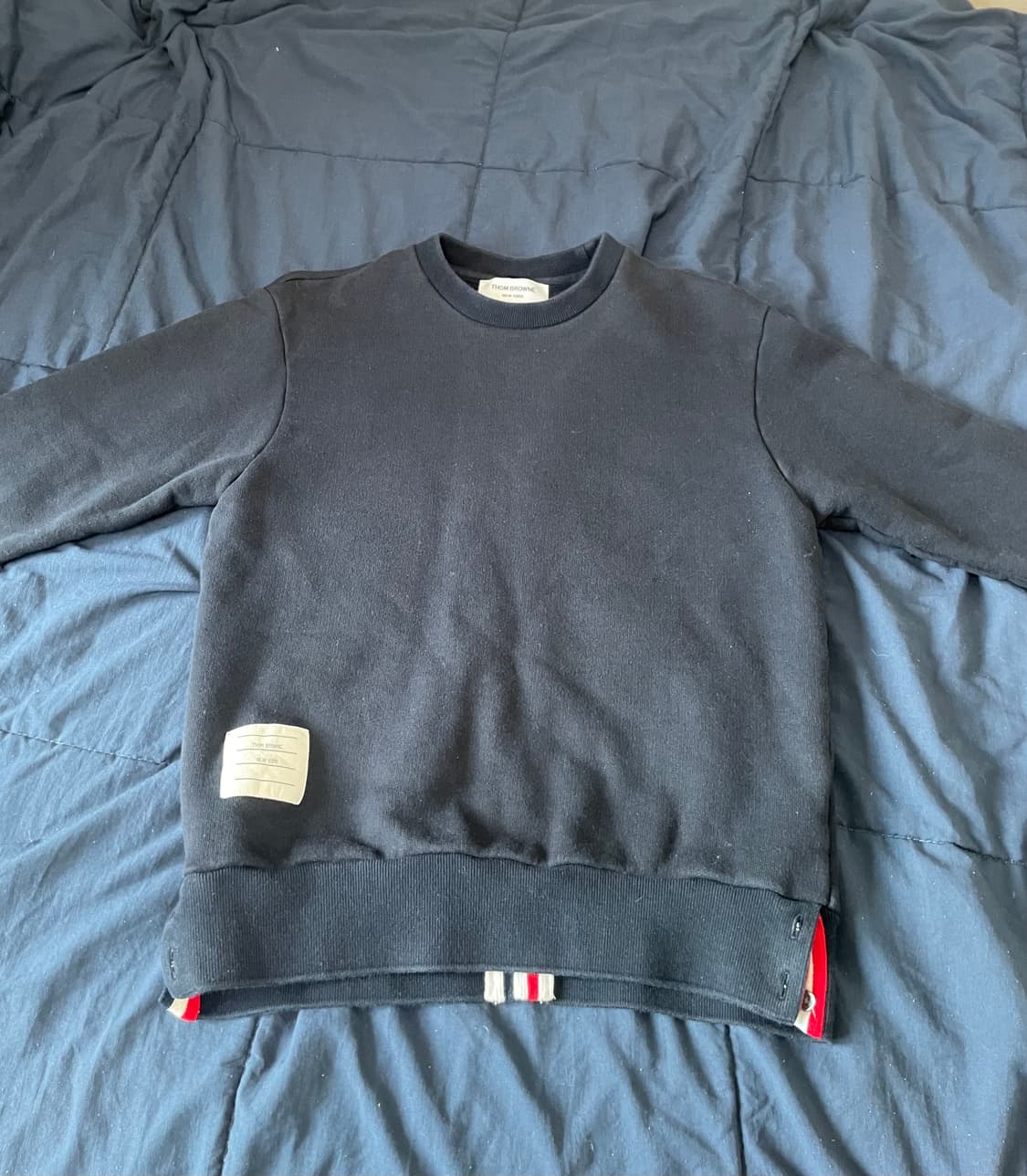 톰브라운 백삼선 맨투맨 네이비 상품이미지1