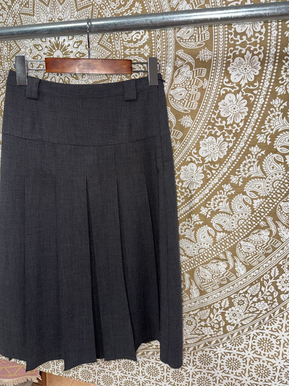 H&M 흐앤므 여성 차콜 테니스 미디스커트  상품이미지4