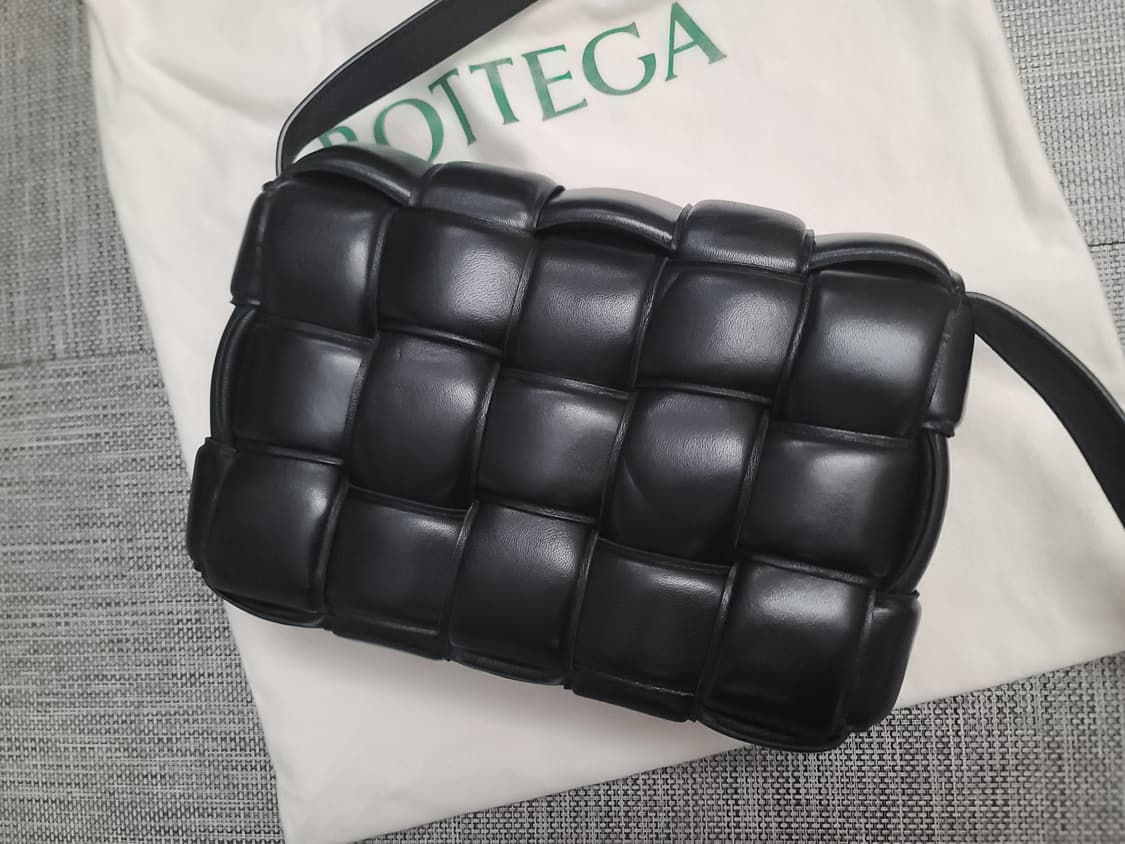 보테가베네타 패딩 레더 카세트백 블랙 크로스백 상품이미지6