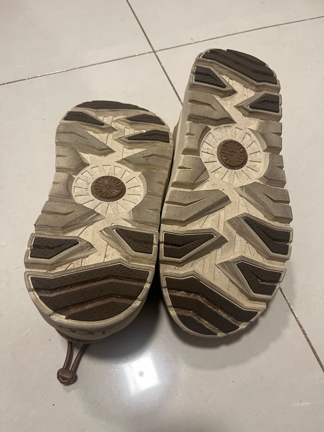 어그 타스만 하이브리드 250사이즈 상품이미지3