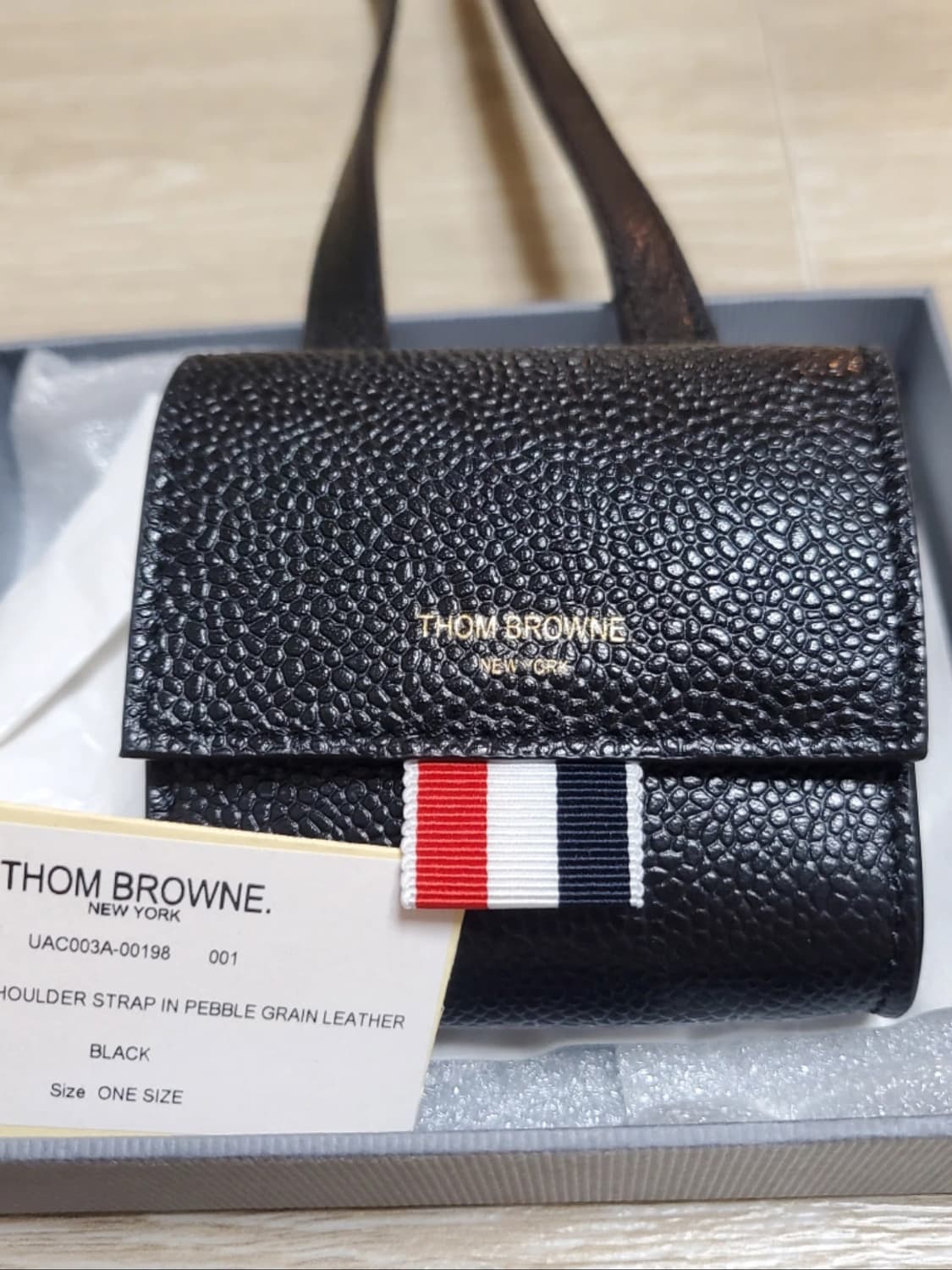 톰브라운 페블 레더 미니 파우치 위드 숄더 스트랩 상품이미지1