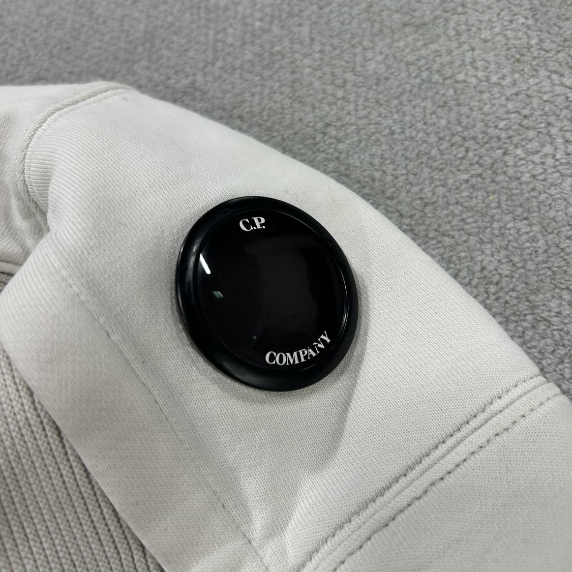 C.P. 컴퍼니 아이보리 맨투맨 티셔츠 m 상품이미지3