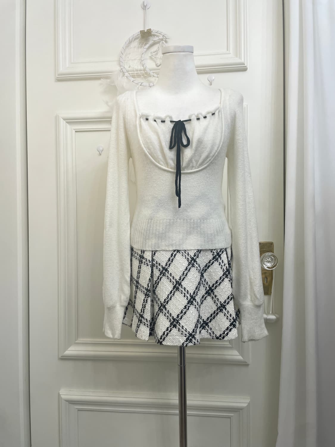 ivory black bow point sweater(size-F) 상품이미지1