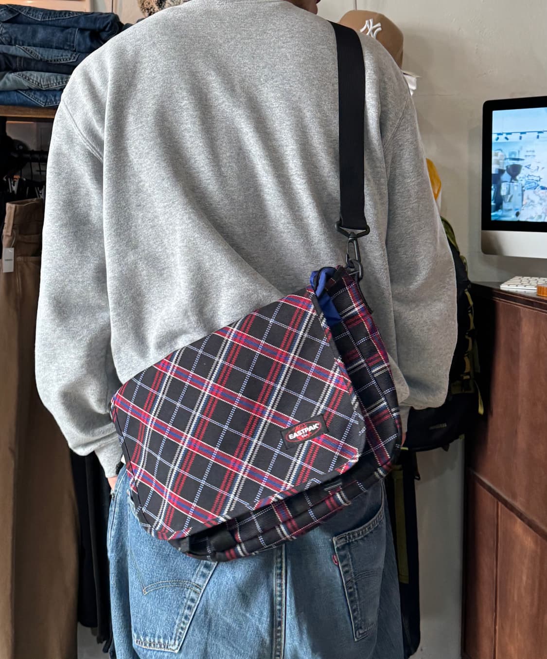 이스트팩 네온 체크 메신저백 크로스백  상품이미지1