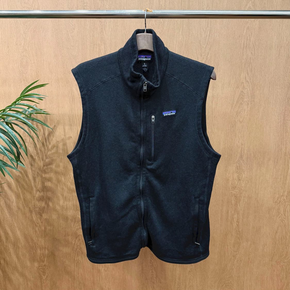 파타고니아 클래식 플리스 풀집업 베스트 로고 패치 지퍼 포켓 디테일 블랙 상품이미지1