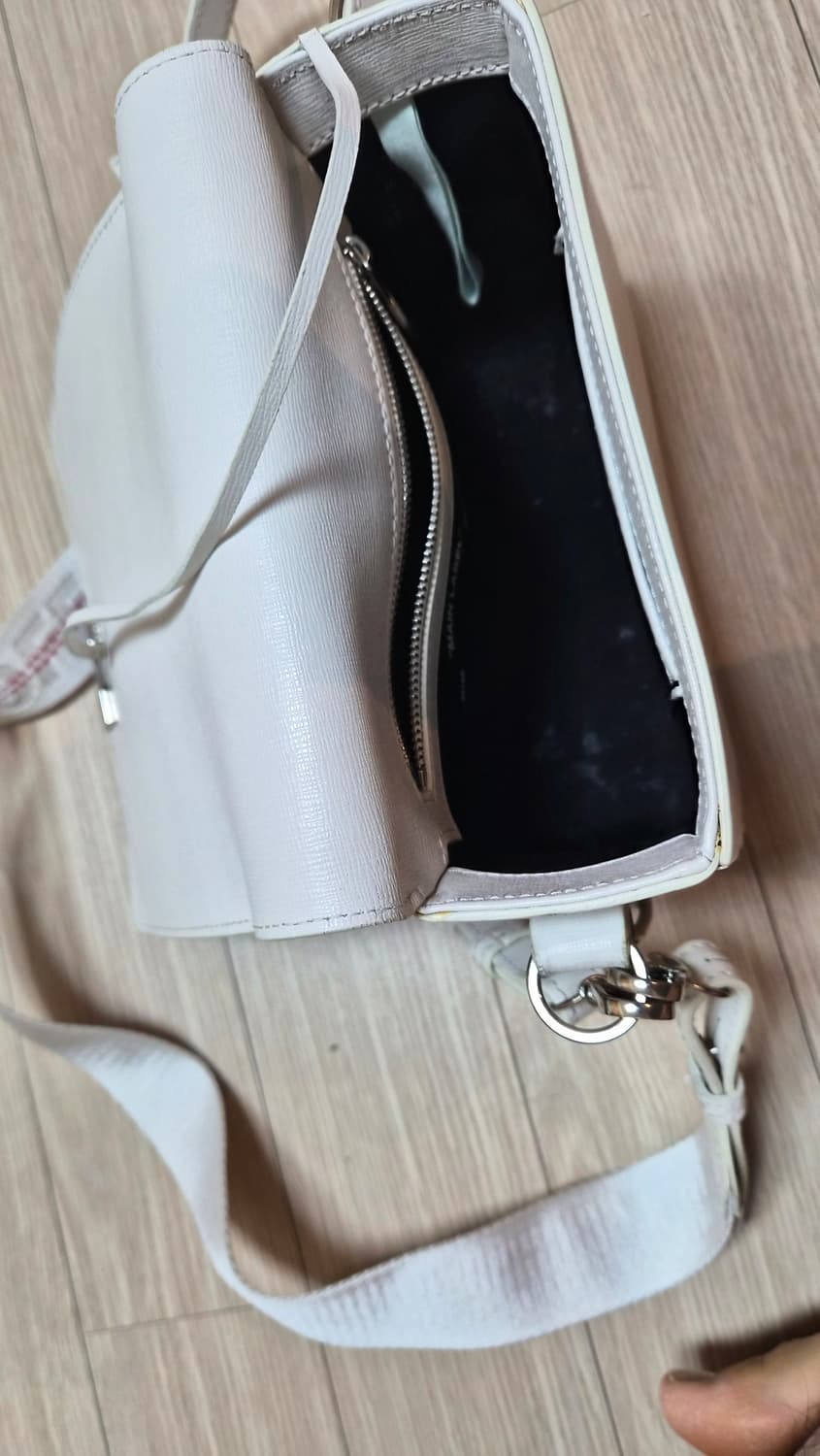 오프화이트 디아그 플랩백 화이트팝니다 상품이미지8