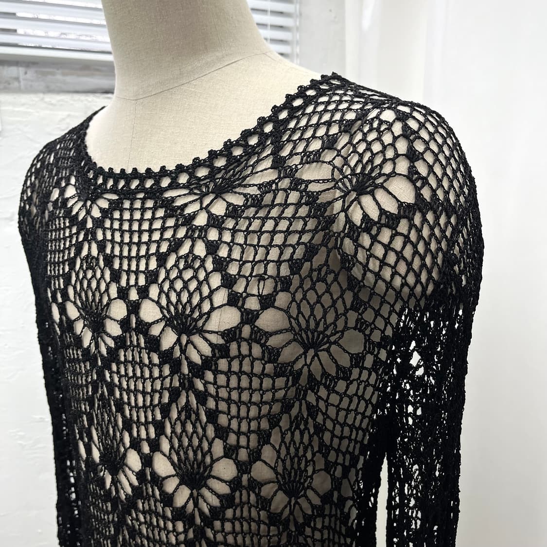 [OS] 빈티지 패턴 펀칭 니트 스웨터 상품이미지3