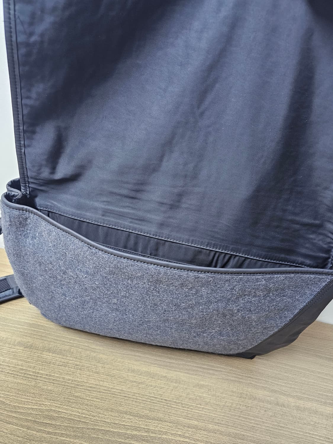 스톤아일랜드 와펜 메신저백 상품이미지5