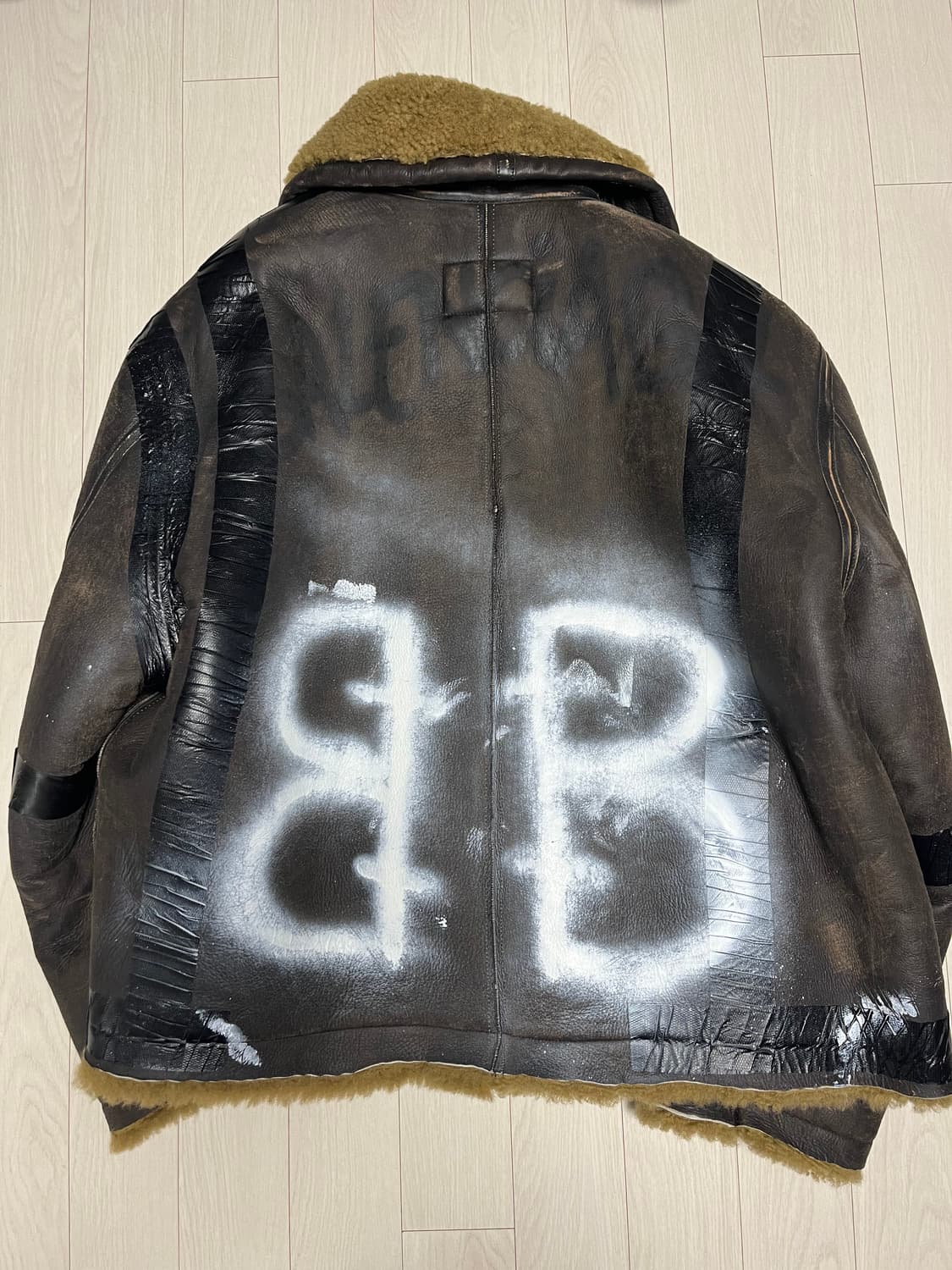 발렌시아가 런웨이 무스탕 상품이미지1