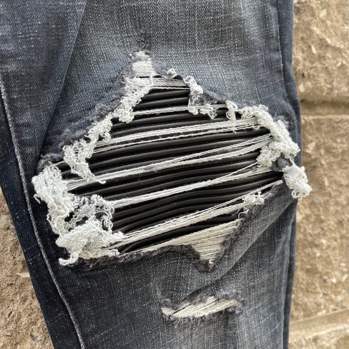 [32] Amiri MX1 디스트레스 레더 패널 데님 팬츠 상품이미지4