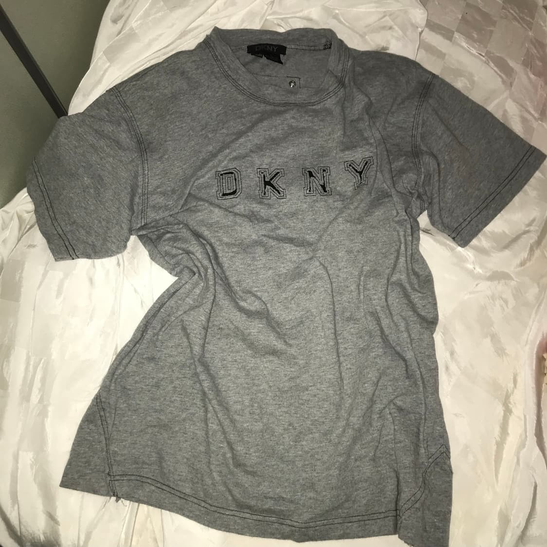 DKNY 도나카란 펑크 스티치 펀칭 반팔티 상품이미지4