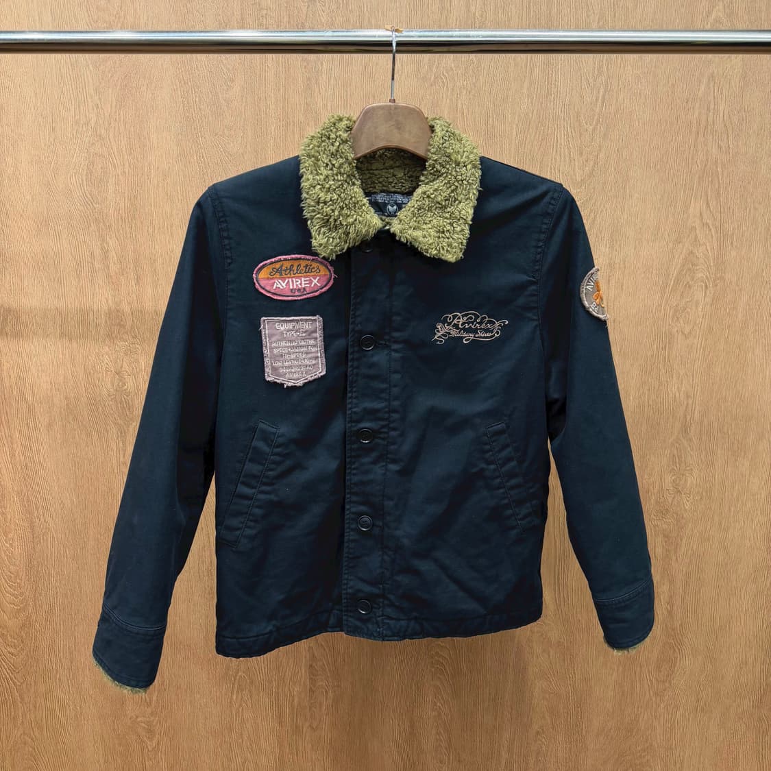 아비렉스 자켓 쉐르파 안감 로고 자수 패치 디테일 레귤러핏 블랙 상품이미지2