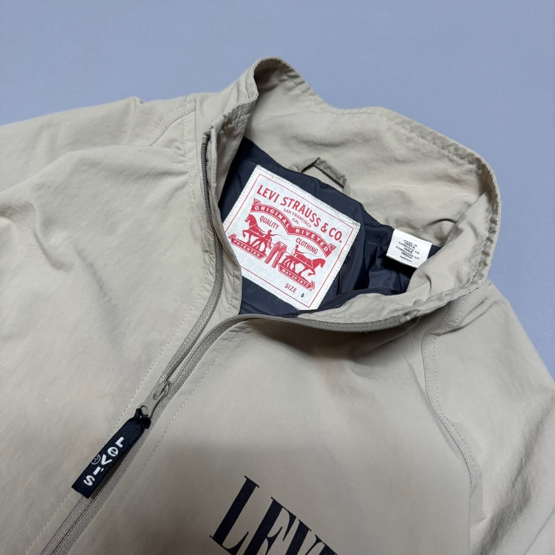 리바이스(Levi's) 베이지컬러 컬러블록 양면로고 나일론 윈드브레이커 상품이미지3