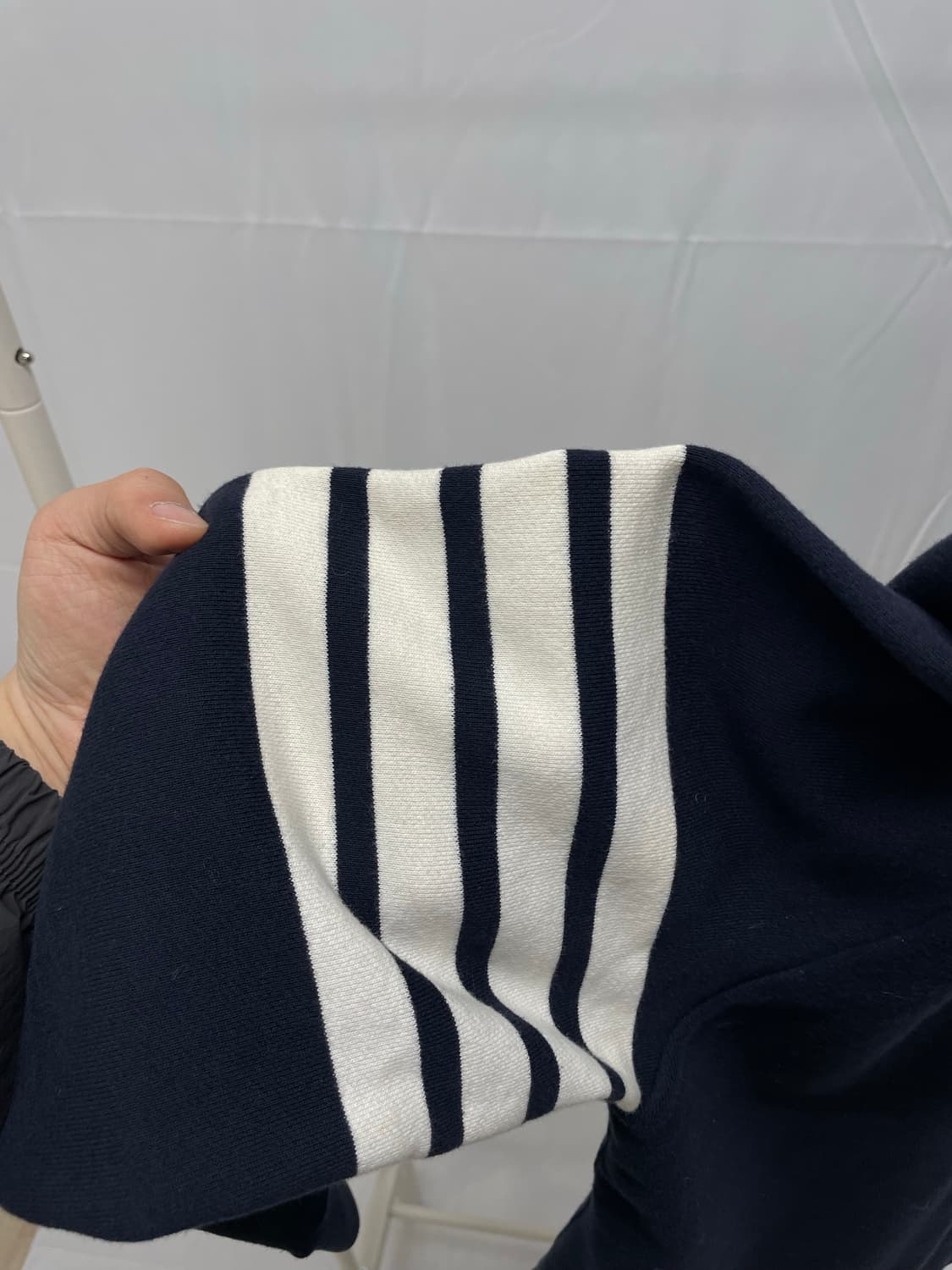 톰브라운 사선완장 맨투맨 네이비 [4] 상품이미지3