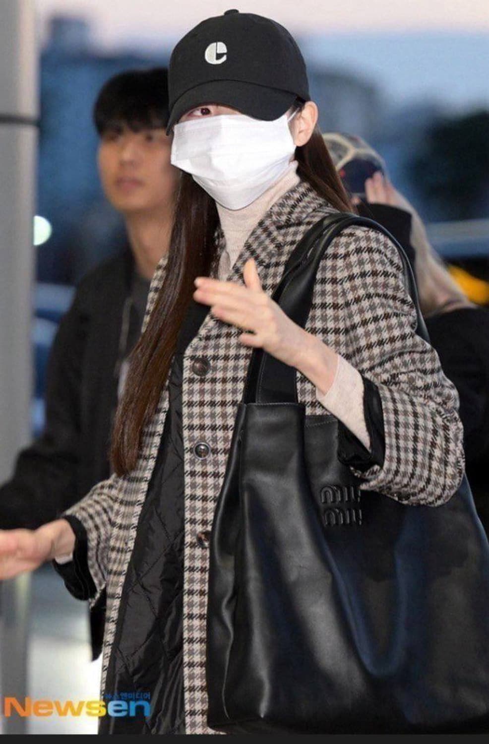 미우미우(Miu Miu) 엠보스드 로고 가죽 토트백 상품이미지1