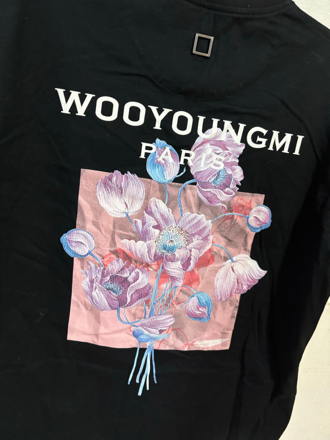 우영미 3d 플라워 백로고 반팔 블랙 상품이미지3