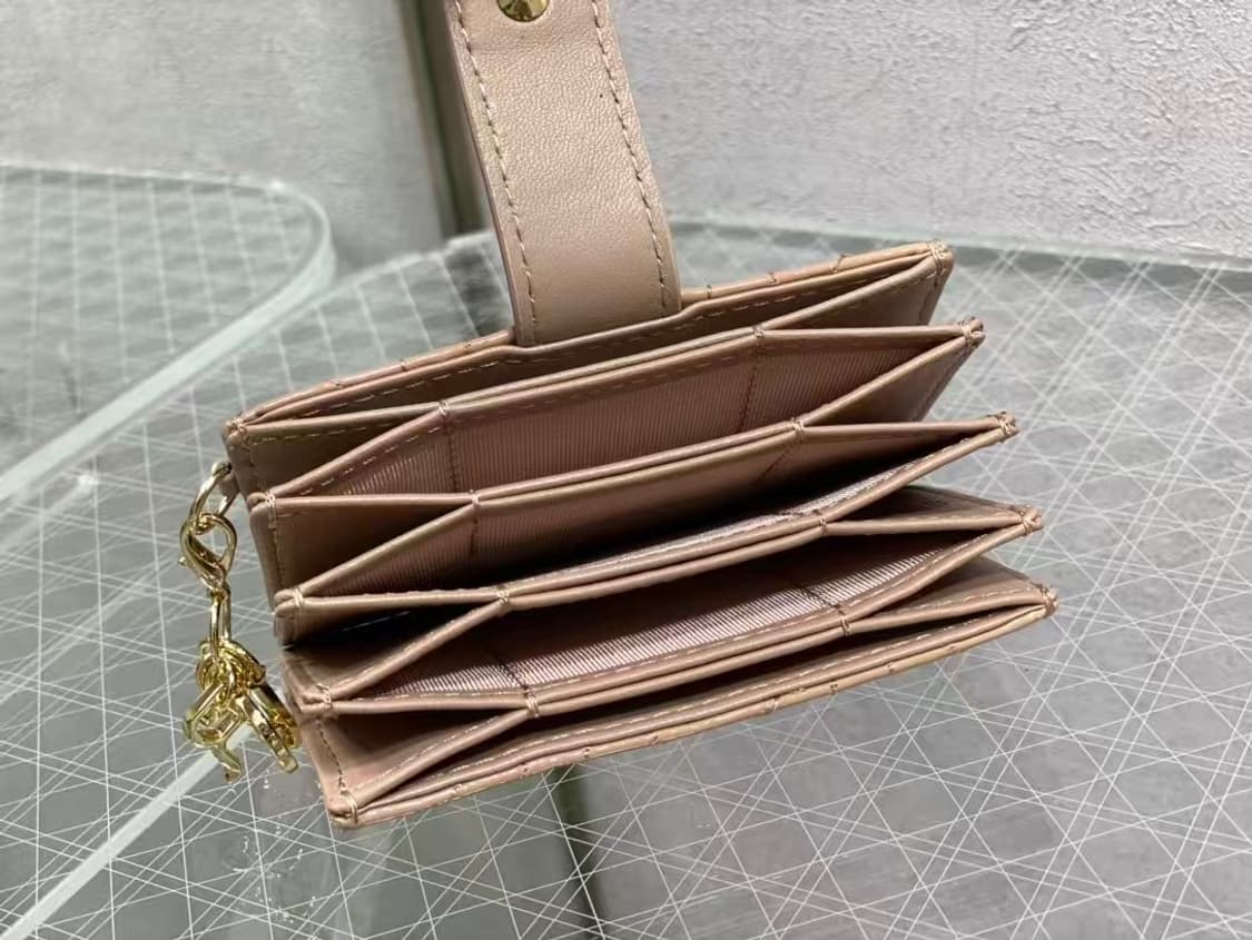 디올 레이디 5-포켓 카드 홀더 페이턴트 까나쥬 카프스킨 페일 옐로우 상품이미지4