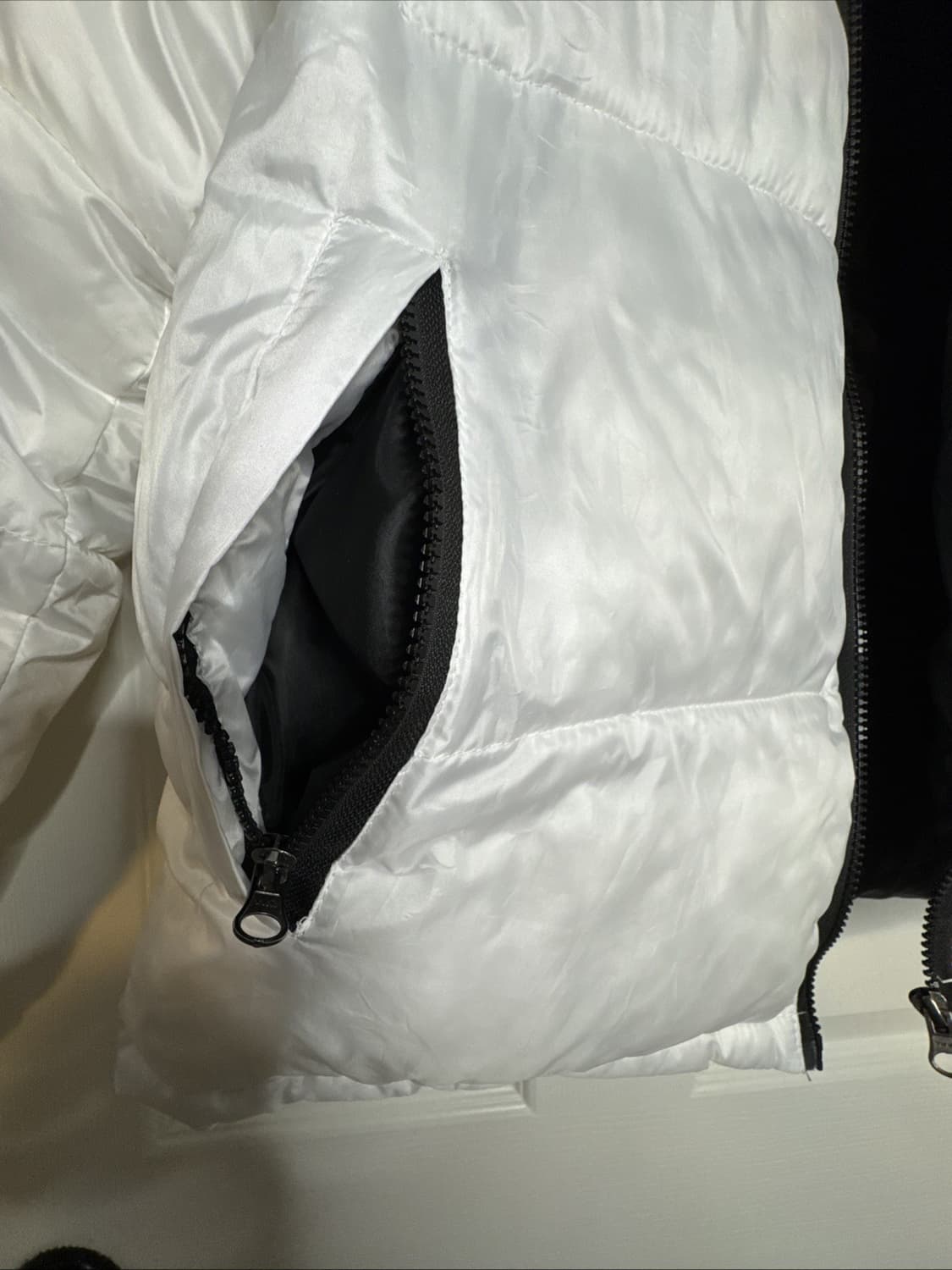 18FW 노스페이스 700 후디 패딩 화이트 블랙 상품이미지5