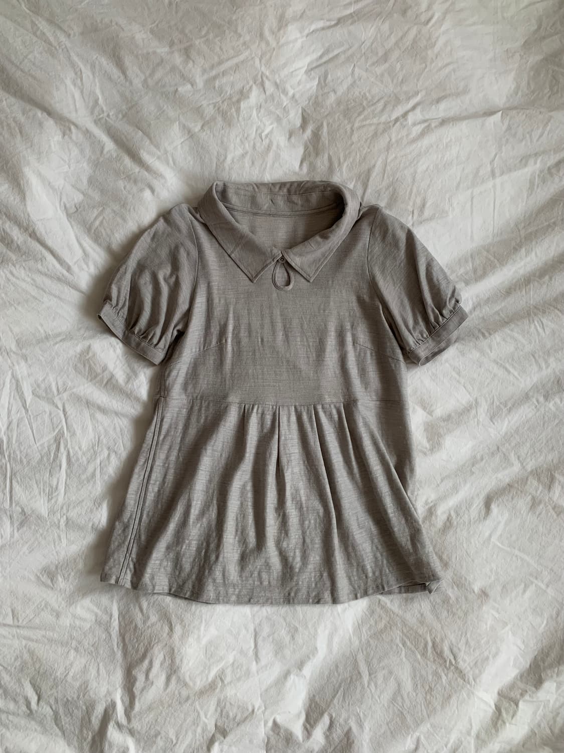 그레이 카라 퍼프 탑 상품이미지1