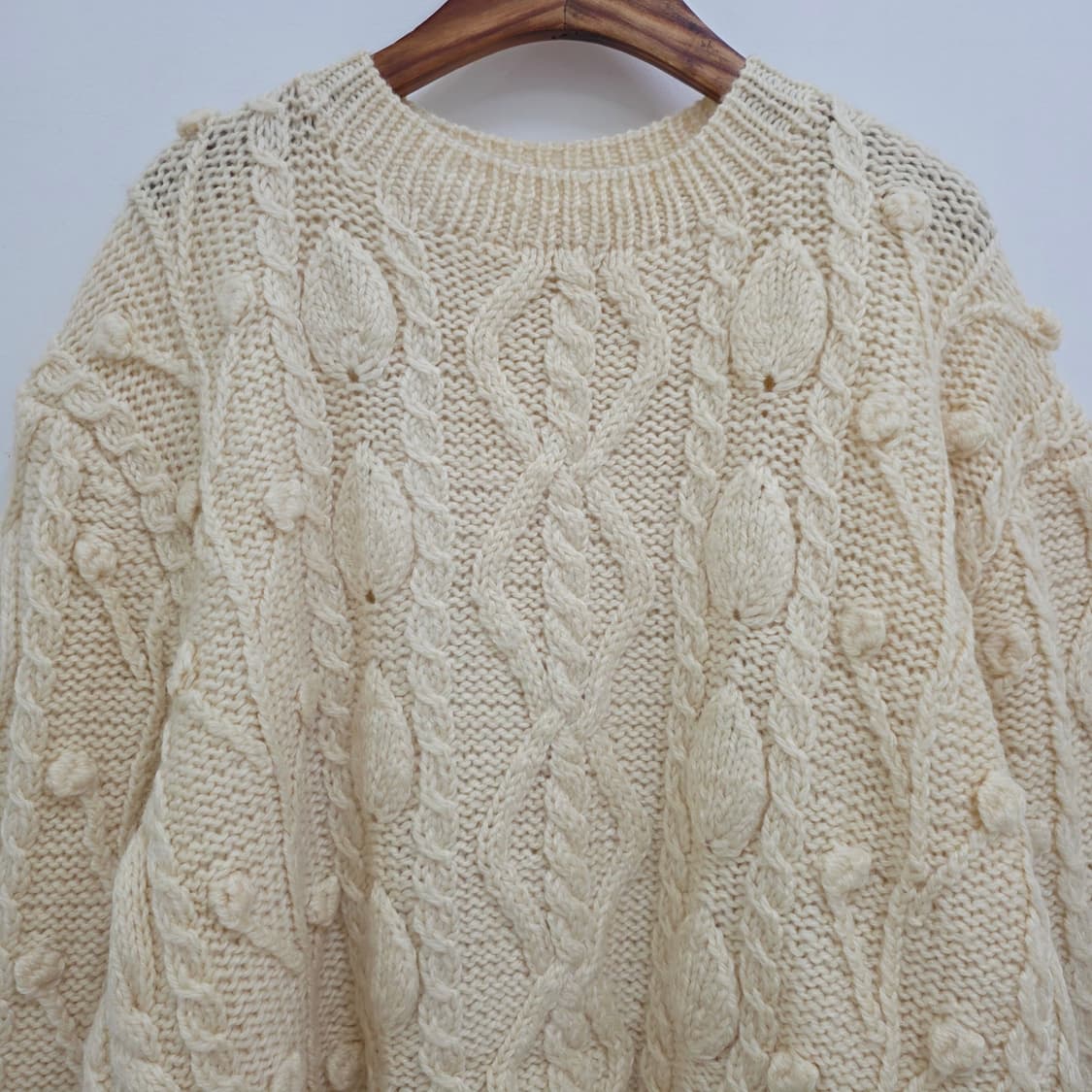 아이보리 케이블 꽈베기 라운드넥 루즈핏 아란 니트 상품이미지3