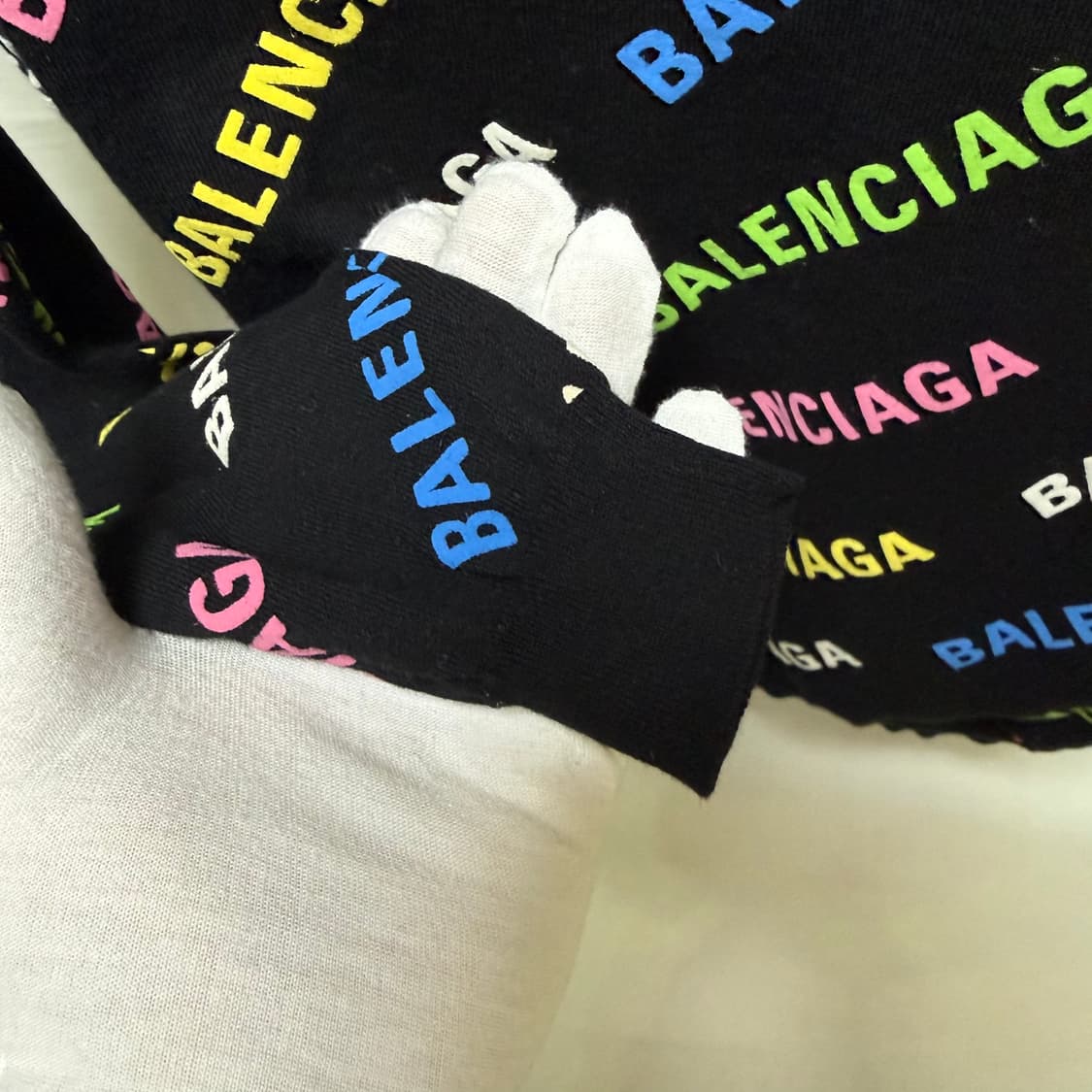 발렌시아가 멀티컬러 로고 올오버 니트 스웨터 상품이미지4