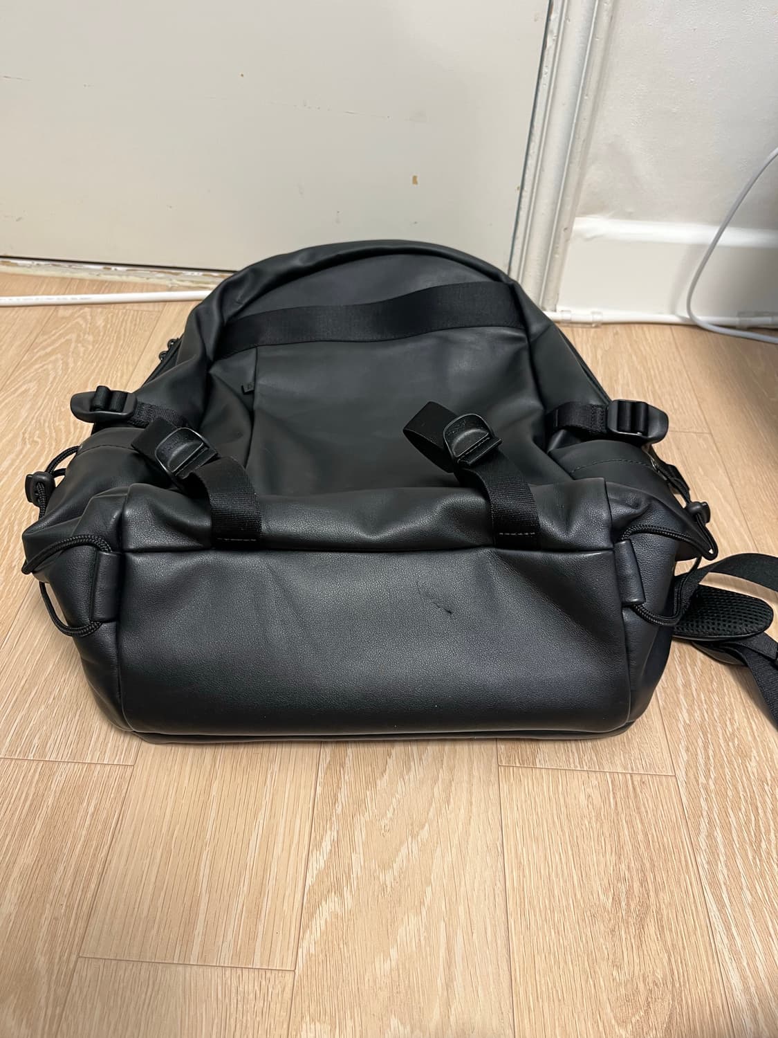 만다리나덕 노마드 가죽 블랙 백팩 상품이미지5