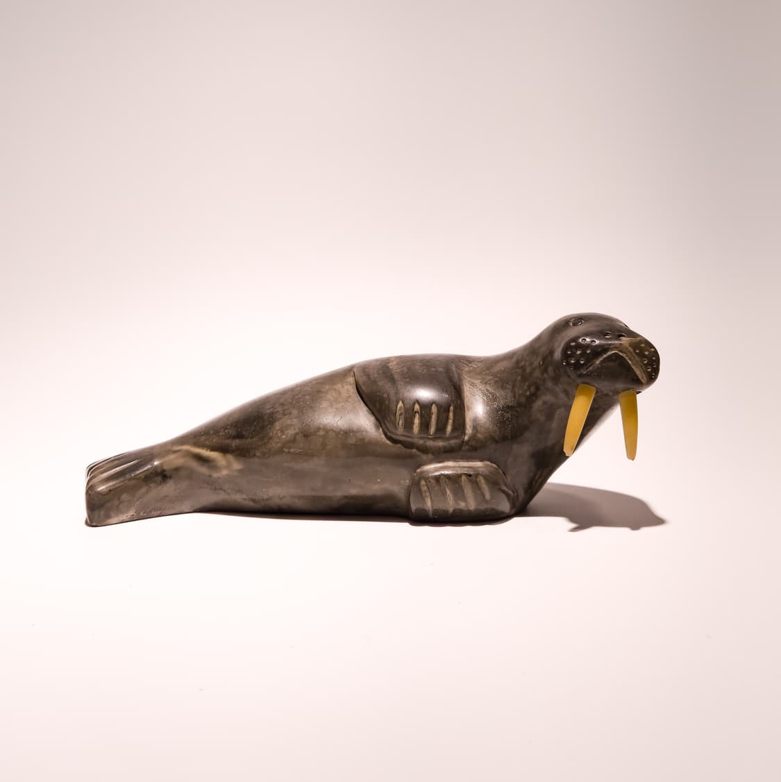 Inuit Hand-carved Soapston Walrus 상품이미지3
