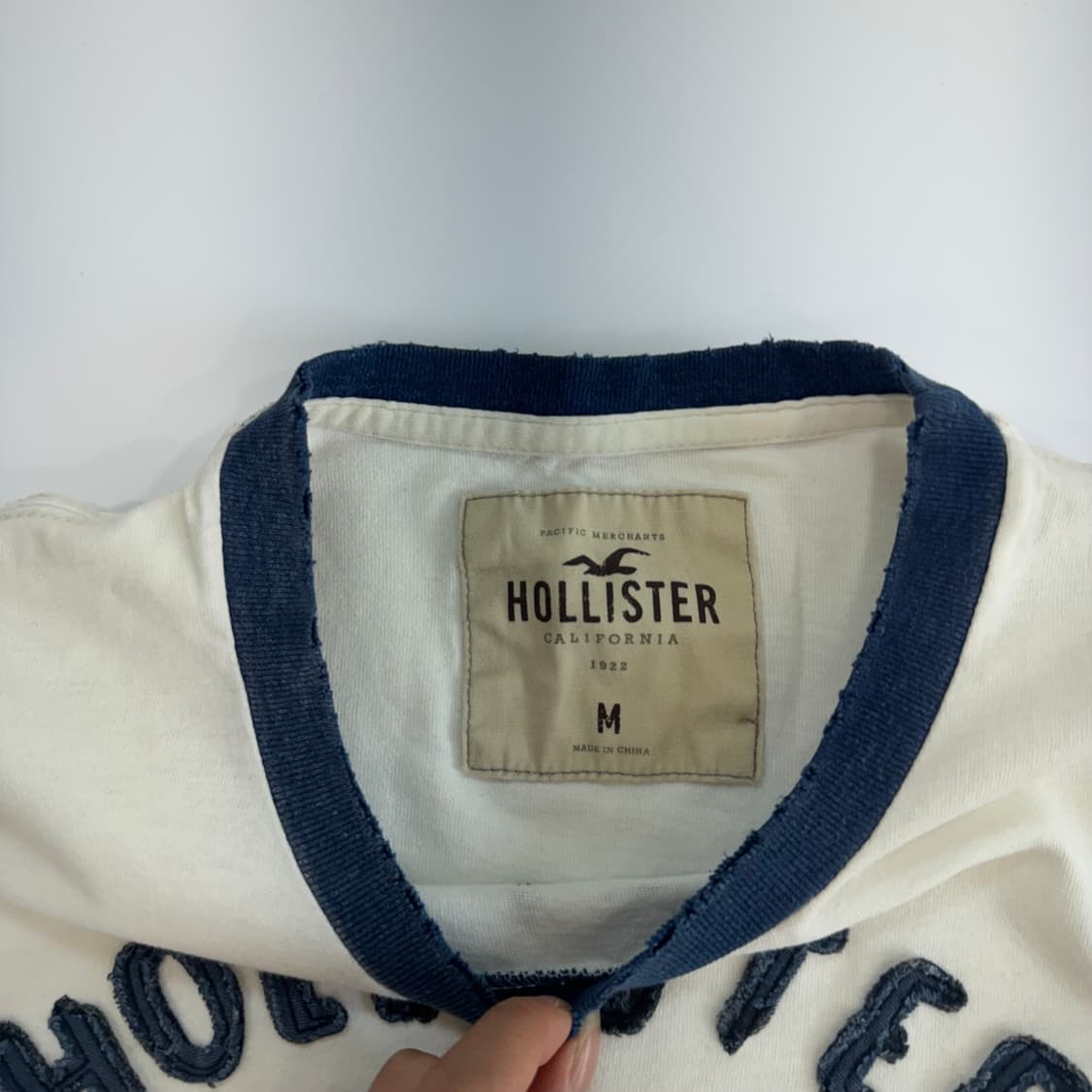 Hollister 홀리스터 네이비 로고 아이보리 반팔 상품이미지5